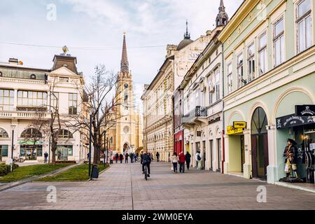 5 gennaio 2024, Novi Sad, Serbia: Strade storiche di Novi Sad, Serbia, dove si erge la maestosa cattedrale, invitando i turisti ad esplorare la sua via Foto Stock