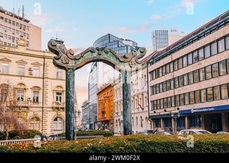 5 gennaio 2024, Novi Sad, Serbia: Archi architettonici nel centro storico della capitale della regione della Vojvodina Foto Stock