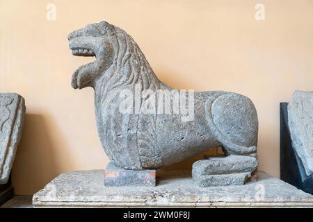 Rovine dell'antica statua in pietra che ritrae di profilo una bestia a bocca aperta Foto Stock
