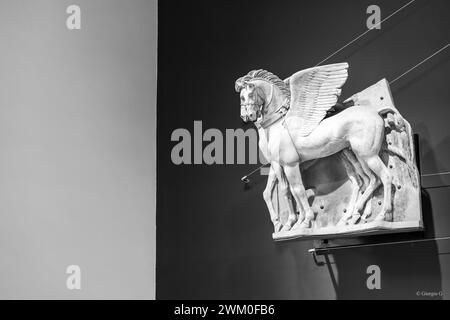 Foto in bianco e nero di un antico pezzo decorativo che mostra Pegaso scolpito in una parete di marmo Foto Stock