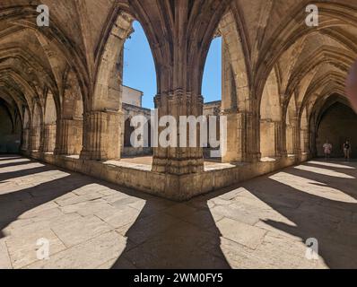 Cieli azzurri e ombre nei chiostri della cattedrale di Beziers Saint-Nazaire Foto Stock