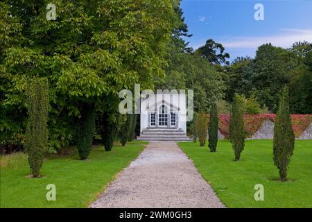 Una finestra veneziana riproposta come follia nel giardino murato della Strokestown Park House, nella contea di Roscommon, in Irlanda. Foto Stock