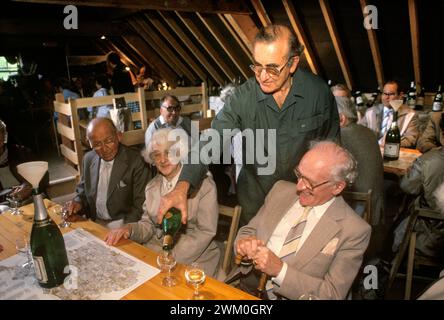 Vino inglese, vigneti nel Somerset. Il maggiore Colin Gillespie MBE un gruppo di turisti in pullman visitano il vigneto di North Wootton. La onorevole Gillespie li ha portati in visita alla vigna e ora li ha venduti bottiglie di vino dopo una degustazione. 1989. Regno Unito 1980s Foto Stock