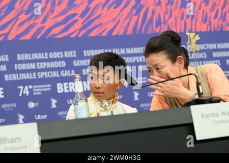 Karma Wangyal Gurung Schauspieler und Tsering Lhamo Gurung Schauspielerin bei der Pressekonferenz zur Premiere des nepalesischen Films Shambala bei den 74. Internationalen Filmfestspielen Berlin, Berlinale. Shambala PK *** Karma Wangyal Gurung attore e attrice Tsering Lhamo Gurung alla conferenza stampa per la prima del film nepalese Shambala al 74° Festival Internazionale del Cinema di Berlino, Berlinale Shambala PK Foto Stock