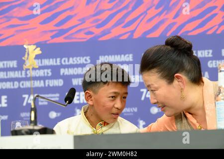 Karma Wangyal Gurung Schauspieler und Tsering Lhamo Gurung Schauspielerin bei der Pressekonferenz zur Premiere des nepalesischen Films Shambala bei den 74. Internationalen Filmfestspielen Berlin, Berlinale. Shambala PK *** Karma Wangyal Gurung attore e attrice Tsering Lhamo Gurung alla conferenza stampa per la prima del film nepalese Shambala al 74° Festival Internazionale del Cinema di Berlino, Berlinale Shambala PK Foto Stock