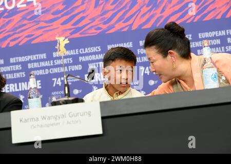 Karma Wangyal Gurung Schauspieler und Tsering Lhamo Gurung Schauspielerin bei der Pressekonferenz zur Premiere des nepalesischen Films Shambala bei den 74. Internationalen Filmfestspielen Berlin, Berlinale. Shambala PK *** Karma Wangyal Gurung attore e attrice Tsering Lhamo Gurung alla conferenza stampa per la prima del film nepalese Shambala al 74° Festival Internazionale del Cinema di Berlino, Berlinale Shambala PK Foto Stock