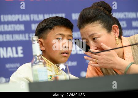 Karma Wangyal Gurung Schauspieler und Tsering Lhamo Gurung Schauspielerin bei der Pressekonferenz zur Premiere des nepalesischen Films Shambala bei den 74. Internationalen Filmfestspielen Berlin, Berlinale. Shambala PK *** Karma Wangyal Gurung attore e attrice Tsering Lhamo Gurung alla conferenza stampa per la prima del film nepalese Shambala al 74° Festival Internazionale del Cinema di Berlino, Berlinale Shambala PK Foto Stock