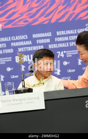 Karma Wangyal Gurung Schauspieler und Tsering Lhamo Gurung Schauspielerin bei der Pressekonferenz zur Premiere des nepalesischen Films Shambala bei den 74. Internationalen Filmfestspielen Berlin, Berlinale. Shambala PK *** Karma Wangyal Gurung attore e attrice Tsering Lhamo Gurung alla conferenza stampa per la prima del film nepalese Shambala al 74° Festival Internazionale del Cinema di Berlino, Berlinale Shambala PK Foto Stock