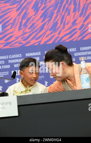 Karma Wangyal Gurung Schauspieler und Tsering Lhamo Gurung Schauspielerin bei der Pressekonferenz zur Premiere des nepalesischen Films Shambala bei den 74. Internationalen Filmfestspielen Berlin, Berlinale. Shambala PK *** Karma Wangyal Gurung attore e attrice Tsering Lhamo Gurung alla conferenza stampa per la prima del film nepalese Shambala al 74° Festival Internazionale del Cinema di Berlino, Berlinale Shambala PK Foto Stock