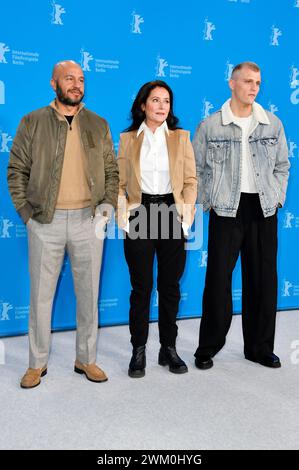 Dar Salim, Sidse Babett Knudsen und Sebastian Bull beim Photocall zum Kinofilm 'Vogter / Sons' auf der Berlinale 2024 / 74. Internationale Filmfestspiele Berlin im Hotel Grand Hyatt. Berlino, 22.02.2024 Foto Stock