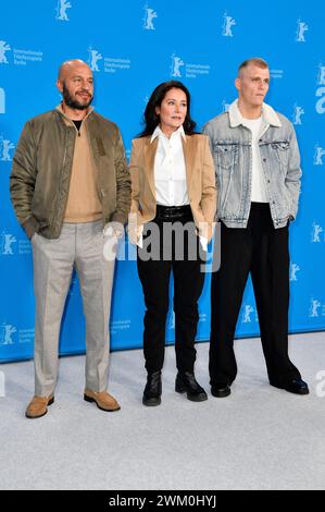 Dar Salim, Sidse Babett Knudsen und Sebastian Bull beim Photocall zum Kinofilm 'Vogter / Sons' auf der Berlinale 2024 / 74. Internationale Filmfestspiele Berlin im Hotel Grand Hyatt. Berlino, 22.02.2024 Foto Stock