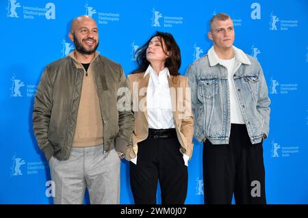 Dar Salim, Sidse Babett Knudsen und Sebastian Bull beim Photocall zum Kinofilm 'Vogter / Sons' auf der Berlinale 2024 / 74. Internationale Filmfestspiele Berlin im Hotel Grand Hyatt. Berlino, 22.02.2024 Foto Stock