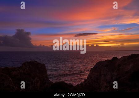 Portogallo, Algarve, Lagos, costa dell'Oceano Atlantico al crepuscolo Foto Stock