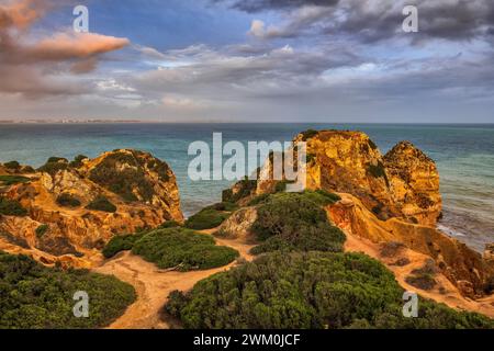 Portogallo, Algarve, Lagos, nuvole sulle scogliere della costa atlantica Foto Stock