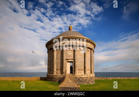 Il Tempio di Mussenden si affaccia sull'Oceano Atlantico e Downhill Strand, nella Contea di Derry, Irlanda del Nord. Foto Stock