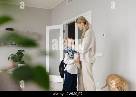 Madre che consolava la figlia sconvolta a casa Foto Stock