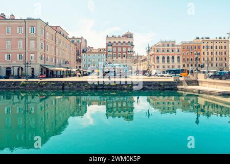 Italia, Friuli-Venezia Giulia, Trieste, Canal grande con Piazza del Ponte Rosso sullo sfondo Foto Stock