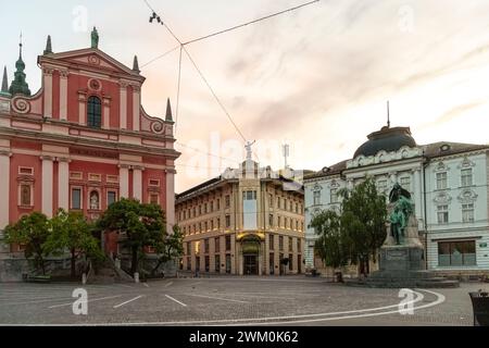 Slovenia, Lubiana, piazza Presernov Trg vuota al crepuscolo Foto Stock