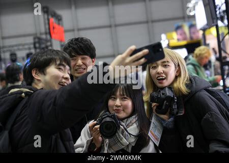 Yokohama, Giappone. 23 febbraio 2024. I visitatori posano per un selfie durante il CP camera & Photo Imaging Show 2024 a Pacifico Yokohama. La mostra CP presenta le più recenti tecnologie per fotocamere, fotografia e imaging. La mostra di quest'anno si tiene al Pacifico Yokohama e online fino a febbraio 25. (Credit Image: © Rodrigo Reyes Marin/ZUMA Press Wire) SOLO PER USO EDITORIALE! Non per USO commerciale! Foto Stock