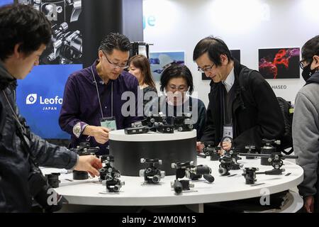 Yokohama, Giappone. 23 febbraio 2024. I visitatori si riuniscono durante il CP camera & Photo Imaging Show 2024 al Pacifico Yokohama. La mostra CP presenta le più recenti tecnologie per fotocamere, fotografia e imaging. La mostra di quest'anno si tiene al Pacifico Yokohama e online fino a febbraio 25. (Credit Image: © Rodrigo Reyes Marin/ZUMA Press Wire) SOLO PER USO EDITORIALE! Non per USO commerciale! Foto Stock