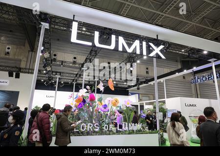 Yokohama, Giappone. 23 febbraio 2024. Lo stand LUMIX è stato visto al CP camera & Photo Imaging Show 2024 a Pacifico Yokohama. La mostra CP presenta le più recenti tecnologie per fotocamere, fotografia e imaging. La mostra di quest'anno si tiene al Pacifico Yokohama e online fino a febbraio 25. (Credit Image: © Rodrigo Reyes Marin/ZUMA Press Wire) SOLO PER USO EDITORIALE! Non per USO commerciale! Foto Stock