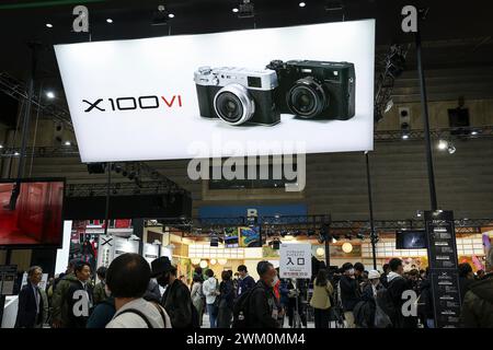 Yokohama, Giappone. 23 febbraio 2024. I visitatori si riuniscono durante il CP camera & Photo Imaging Show 2024 al Pacifico Yokohama. La mostra CP presenta le più recenti tecnologie per fotocamere, fotografia e imaging. La mostra di quest'anno si tiene al Pacifico Yokohama e online fino a febbraio 25. (Credit Image: © Rodrigo Reyes Marin/ZUMA Press Wire) SOLO PER USO EDITORIALE! Non per USO commerciale! Foto Stock