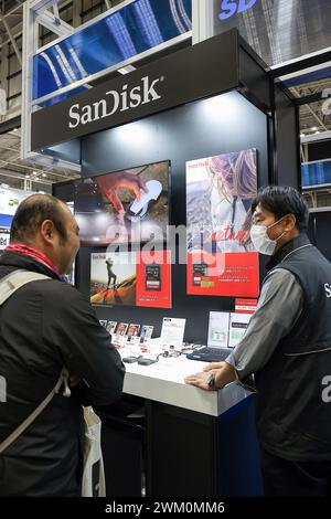 Yokohama, Giappone. 23 febbraio 2024. I visitatori si riuniscono durante il CP camera & Photo Imaging Show 2024 al Pacifico Yokohama. La mostra CP presenta le più recenti tecnologie per fotocamere, fotografia e imaging. La mostra di quest'anno si tiene al Pacifico Yokohama e online fino a febbraio 25. (Credit Image: © Rodrigo Reyes Marin/ZUMA Press Wire) SOLO PER USO EDITORIALE! Non per USO commerciale! Foto Stock