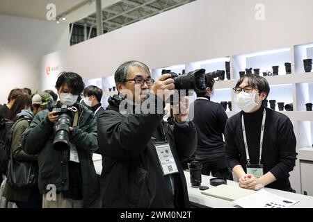 Yokohama, Giappone. 23 febbraio 2024. I visitatori testano gli obiettivi Sigma al CP camera & Photo Imaging Show 2024 a Pacifico Yokohama. La mostra CP presenta le più recenti tecnologie per fotocamere, fotografia e imaging. La mostra di quest'anno si tiene al Pacifico Yokohama e online fino a febbraio 25. (Credit Image: © Rodrigo Reyes Marin/ZUMA Press Wire) SOLO PER USO EDITORIALE! Non per USO commerciale! Foto Stock