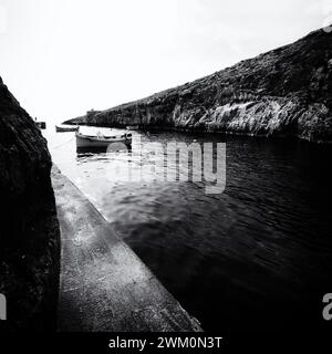 Impressioni dal sud di Malta. Grotta Azzurra. Le barche da pesca portavano i turisti alla Grotta Azzurra Foto Stock