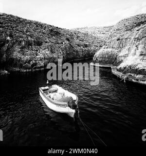 Impressioni dal sud di Malta. Grotta Azzurra. Le barche da pesca portavano i turisti alla Grotta Azzurra Foto Stock