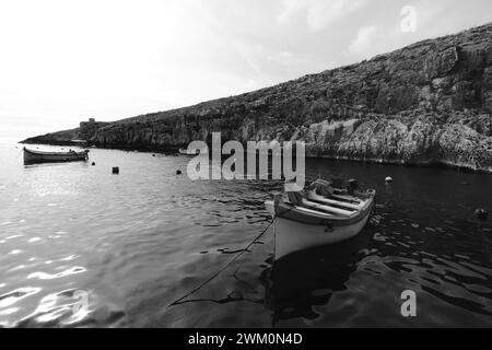 Impressioni dal sud di Malta. Grotta Azzurra. Le barche da pesca portavano i turisti alla Grotta Azzurra Foto Stock