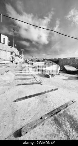 Impressioni dal sud di Malta. Grotta Azzurra. Le barche da pesca portavano i turisti alla Grotta Azzurra Foto Stock