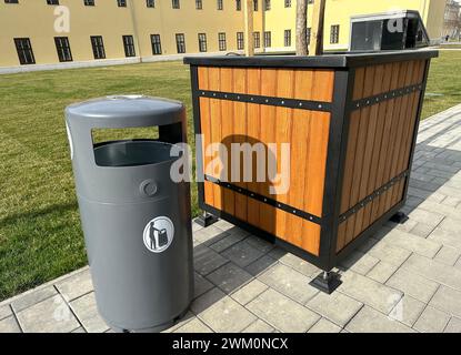 Barattolo di metallo per strada Foto Stock