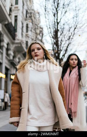 Giovani amici multirazziali che passeggiano in città Foto Stock