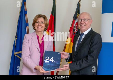 Der Vorsitzende der Kommission zur Ermittlung des Finanzbedarfs der Rundfunkanstalten KEF, Martin Detzel r, uebergibt am 23. February 2024 der Vorsitzenden der Rundfunkkommission der Laender, Ministerpraesidentin Malu Dreyer l, in der Vertretung des Landes Rheinland-Pfalz beim Bund und bei der Europaeischen Union den 24. KEF-Bericht. Die Kommission zur Ermittlung des Finanzbedarfs der Rundfunkanstalten KEF empfiehlt, den Rundfunkbeitrag um 58 cent auf 18,94 Euro zu erhoehen. Der KEF-Vorsitzende Martin Detzel sagte, das bedeute fuer die Beitragszahler eine Steigerung um 0,8 Prozent pro Jahr. Diga Foto Stock