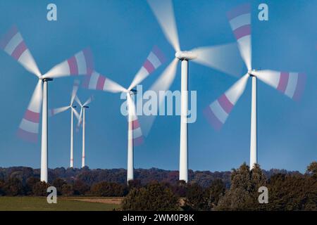 Turbine a rotazione di parchi eolici nel paesaggio rurale Foto Stock