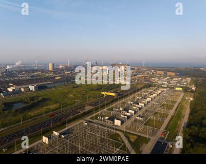 Paesi Bassi, Olanda settentrionale, IJmuiden, Vista aerea di una stazione di trasformazione di nuova costruzione che converte l'energia elettrica prodotta in parchi eolici offshore Foto Stock