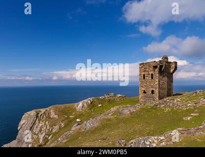 La Signal Tower di Carrigan Head è uno dei 12 punti panoramici della contea, e come la Cape Clear Tower è stata costruita all'inizio del XIX secolo in resp Foto Stock