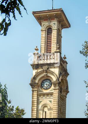 02 18 2024 Vintage Old Renaissance style. Torre dell'orologio a Veermata Jijabai Bhosle udyan o Giardino victoria; Byculla Mumbai Maharashtra India Asia. Foto Stock