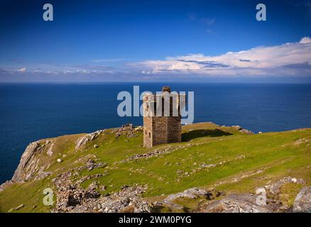 La Signal Tower di Carrigan Head è uno dei 12 punti panoramici della contea, e come la Cape Clear Tower è stata costruita all'inizio del XIX secolo in resp Foto Stock