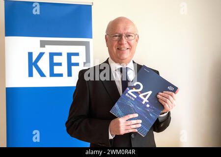 Der Vorsitzende der Kommission zur Ermittlung des Finanzbedarfs der Rundfunkanstalten KEF, Martin Detzel haelt am 23. Febbraio 2024 in der Vertretung des Landes Rheinland-Pfalz beim Bund und bei der Europaeischen Union den 24. KEF-Bericht. Die Kommission zur Ermittlung des Finanzbedarfs der Rundfunkanstalten KEF empfiehlt, den Rundfunkbeitrag um 58 cent auf 18,94 Euro zu erhoehen. Martin Detzel sagte, das bedeute fuer die Beitragszahler eine Steigerung um 0,8 Prozent pro Jahr. Damit liege die Beitragsentwicklung deutlich unterhalb der aktuellen Inflationsrate . Siehe epd-Meldung vom 23.02.2023 Foto Stock