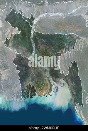 Immagine satellitare a colori del Bangladesh e dei paesi limitrofi, con bordi e maschera. Situato sulla Baia del Bengala, il paese è dominato dal fertile Delta del Gange. Foto Stock