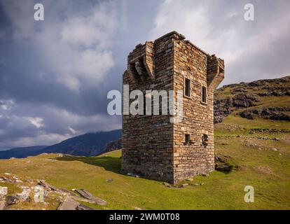 La Signal Tower di Carrigan Head è uno dei 12 punti panoramici della contea, e come la Cape Clear Tower è stata costruita all'inizio del XIX secolo in resp Foto Stock