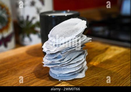Bustine di tè a forma circolare pronte per preparare una tazza di tè nella cucina di casa del Regno Unito Foto Stock