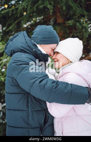 Coppia matura romantica faccia a faccia in inverno Foto Stock