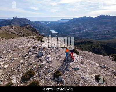 Due donne escursioniste che amano la splendida natura dall'alto, Famorca, Alicante, Costa Blanca, Spagna - foto di scorta Foto Stock