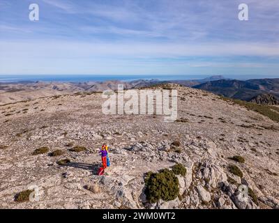 Due donne escursioniste che amano la splendida natura dall'alto, Famorca, Alicante, Costa Blanca, Spagna - foto di scorta Foto Stock