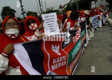 23 febbraio 2024, Yogyakarta, regione speciale di Yogyakarta, Indonesia: i manifestanti hanno tenuto una manifestazione per respingere i risultati delle elezioni generali, che hanno affermato essere "truccati", in cui il ministro della difesa indonesiano Prabowo Subianto avrebbe vinto le elezioni presidenziali, nonché il sindaco di Surakarta e il figlio del presidente indonesiano Joko Widodo, Gibran Rakabuming Raka come vice presidente sulla base dei risultati preliminari, sul lato della strada nella città di Yogyakarta. (Credit Image: © Angga Budhiyanto/ZUMA Press Wire) SOLO PER USO EDITORIALE! Non per USO commerciale! Foto Stock