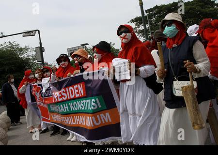 23 febbraio 2024, Yogyakarta, regione speciale di Yogyakarta, Indonesia: i manifestanti hanno tenuto una manifestazione per respingere i risultati delle elezioni generali, che hanno affermato essere "truccati", in cui il ministro della difesa indonesiano Prabowo Subianto avrebbe vinto le elezioni presidenziali, nonché il sindaco di Surakarta e il figlio del presidente indonesiano Joko Widodo, Gibran Rakabuming Raka come vice presidente sulla base dei risultati preliminari, sul lato della strada nella città di Yogyakarta. (Credit Image: © Angga Budhiyanto/ZUMA Press Wire) SOLO PER USO EDITORIALE! Non per USO commerciale! Foto Stock