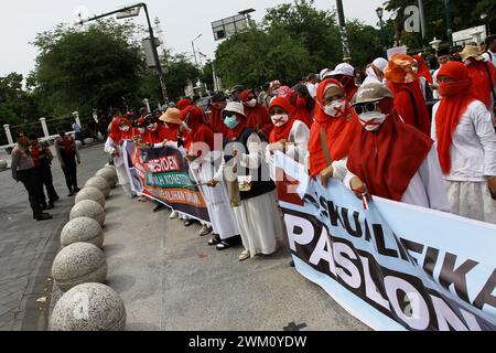 23 febbraio 2024, Yogyakarta, regione speciale di Yogyakarta, Indonesia: i manifestanti hanno tenuto una manifestazione per respingere i risultati delle elezioni generali, che hanno affermato essere "truccati", in cui il ministro della difesa indonesiano Prabowo Subianto avrebbe vinto le elezioni presidenziali, nonché il sindaco di Surakarta e il figlio del presidente indonesiano Joko Widodo, Gibran Rakabuming Raka come vice presidente sulla base dei risultati preliminari, sul lato della strada nella città di Yogyakarta. (Credit Image: © Angga Budhiyanto/ZUMA Press Wire) SOLO PER USO EDITORIALE! Non per USO commerciale! Foto Stock